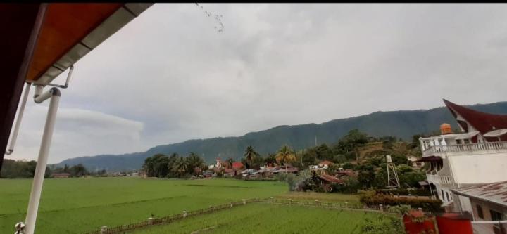 Toba Boi Hotel Tuk Tuk Exterior photo