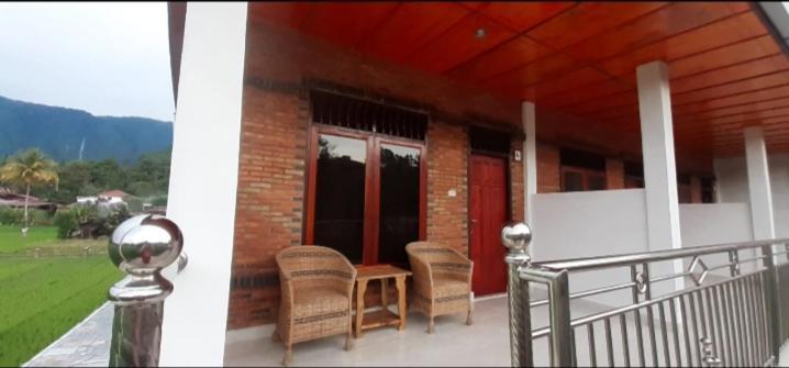Toba Boi Hotel Tuk Tuk Exterior photo