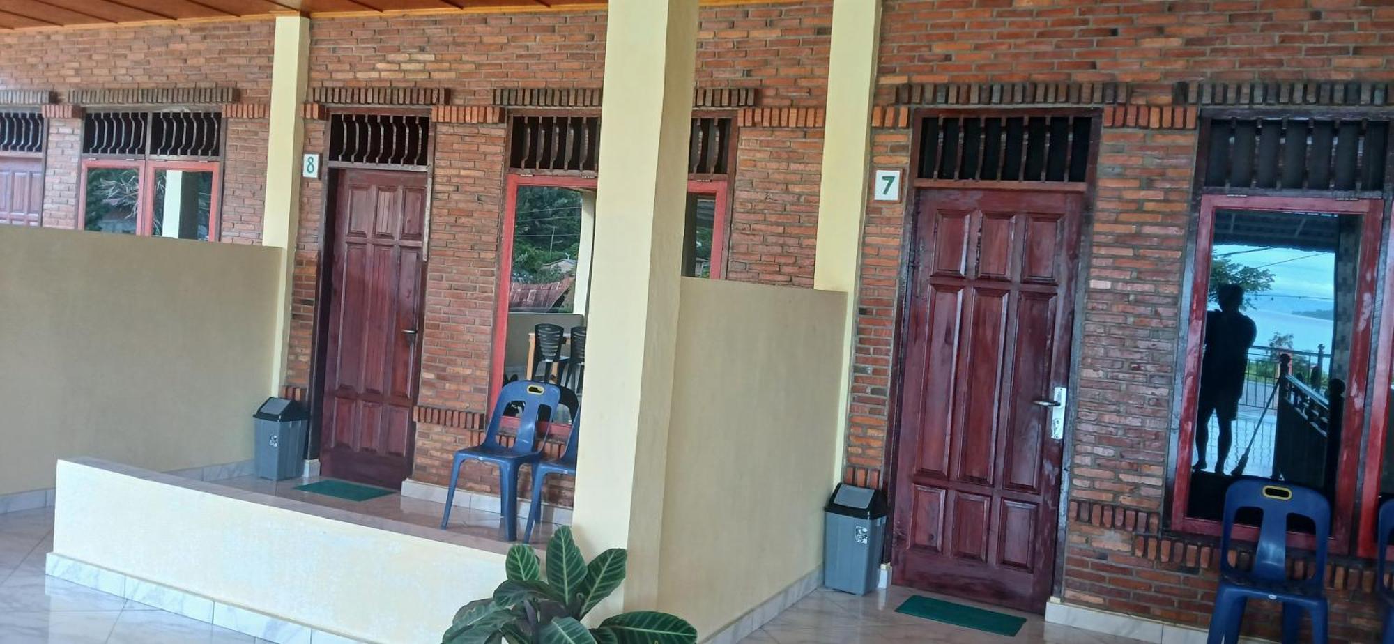 Toba Boi Hotel Tuk Tuk Exterior photo
